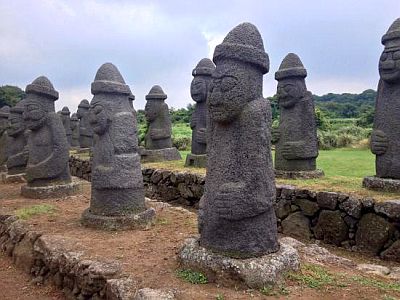 Abuelos de piedra en el parque de piedra de Jeju