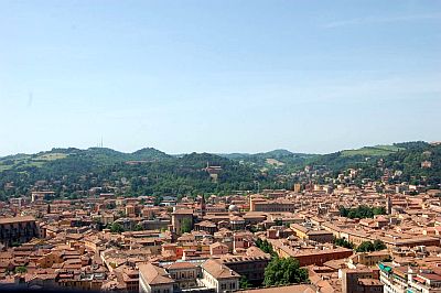 Bolonia y las colinas en el fondo