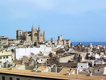 Catedral, mar en el fondo