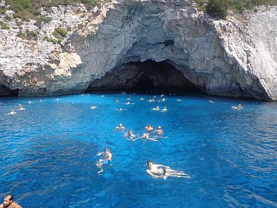 Cueva en el mar en Paxós