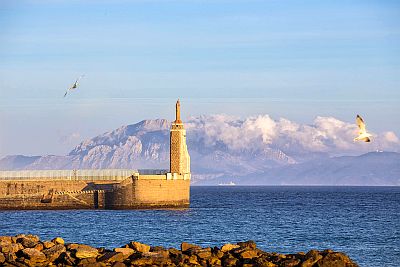 Punta Tarifa, en el fondo la costa marroquí y el Monte Musa