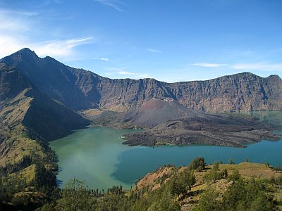 Volcán Rinjani y lago Segara Anak