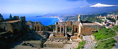 Taormina, teatro, mar y Etna en el fondo