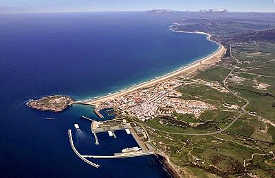 Tarifa desde arriba, con la isla, el puerto y la playa