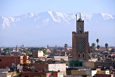 Marrakech, al fondo los picos nevados del Atlas