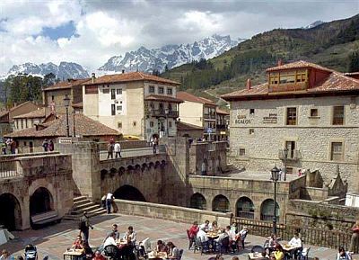 Potes, en el fondo los Picos de Europa